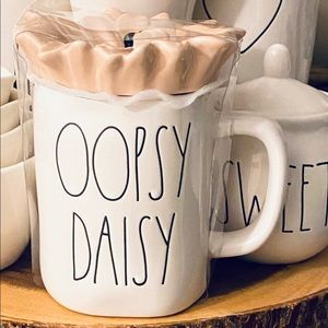 Brand new Rae Dunn OOPSY DAISY MUG with topper💗